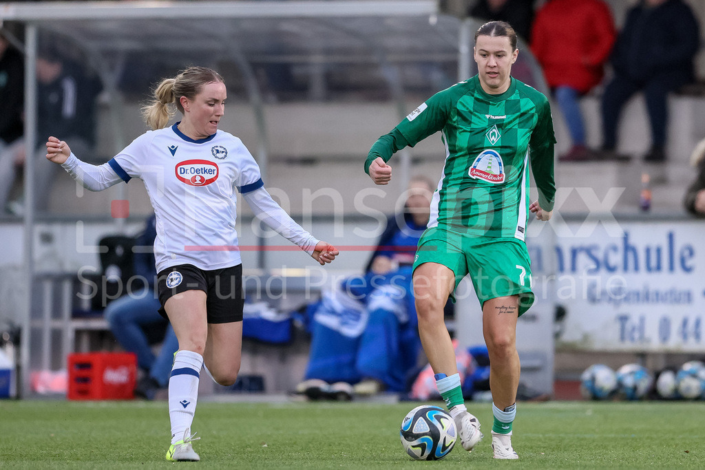 Fussball, Testspiel Frauen, DSC Arminia Bielefeld - SV Werder Bremen | v.li.: Jocelyn Hampel (Arminia Bielefeld, 27) und Larissa Mühlhaus (SV Werder Bremen, 7) im Zweikampf, Duell, Dynamik, Aktion, Action, Spielszene