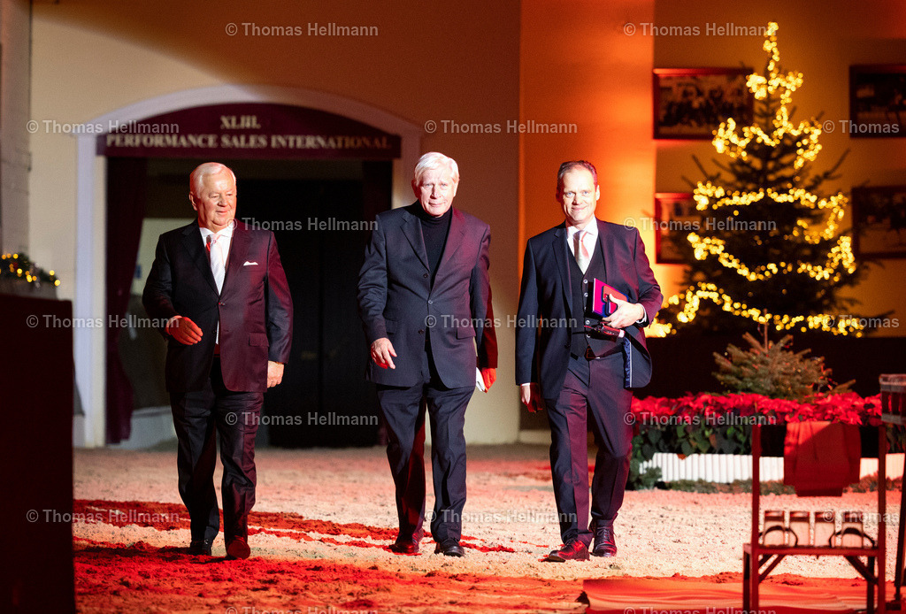 TH_Ullrich Kasselmann_ Paul Schockemöhle_ Hendrik Schulze-Rückamp_2091 | Ullrich Kasselmann, Paul Schockemöhle, Hendrik Schulze-Rückamp beim PSI Auktion 2022 am 10.12.22 in Ankum, Sporthotel Ankum