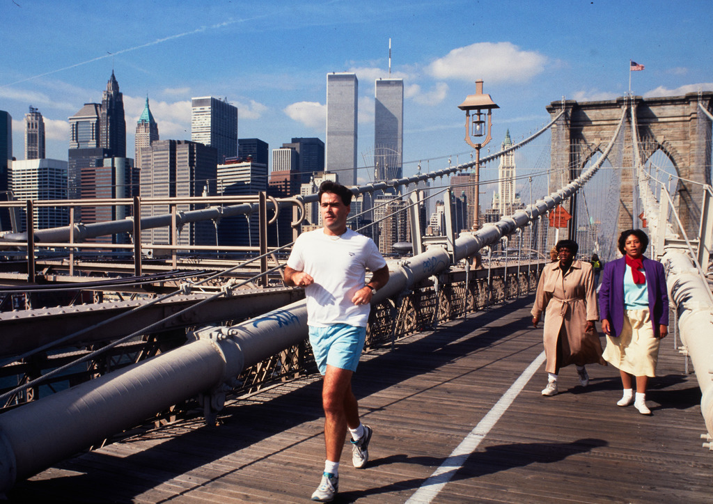 08USA_NYC_WashingtonBridge_Jogger_1983_8098 | Beegebilder online. 
BIldarchiv von Beege Fotodesign mit ausgewählten Werken, die sich besonders gut für die Dekoration Ihrer Räume oder Wände eignen. 