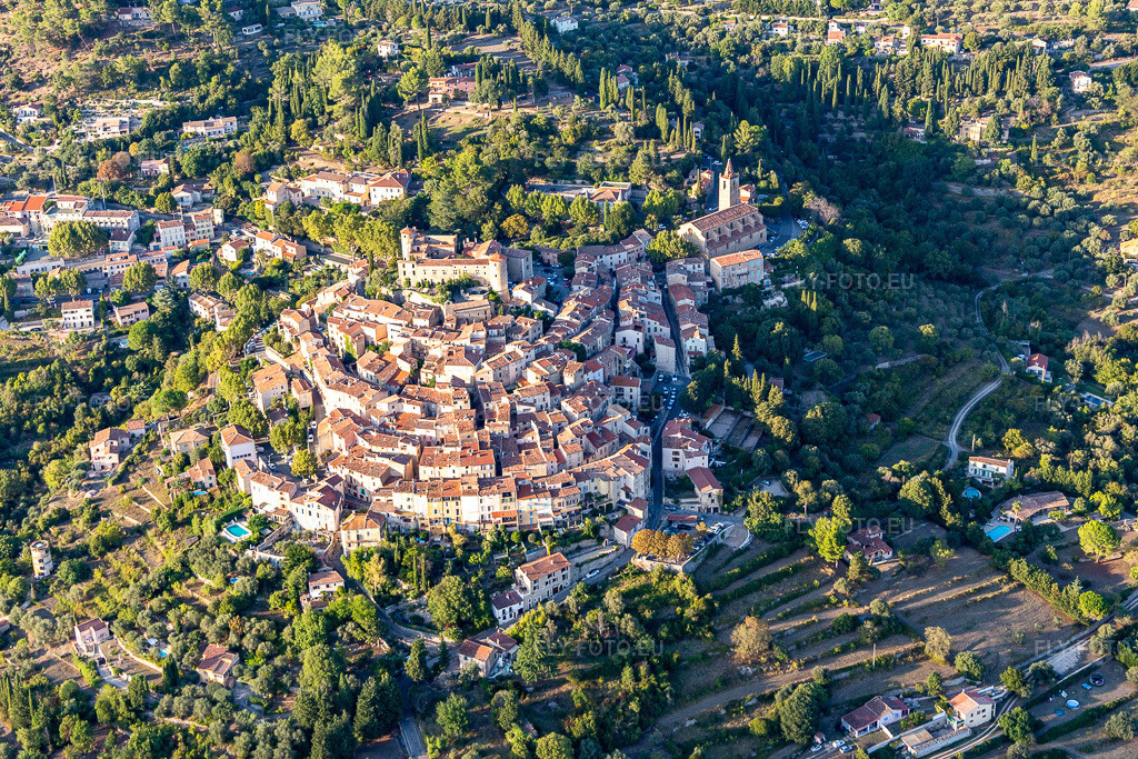 Vue aérienne: Bâtiment historique situé sur une colline du Var, à Montauroux. à Callian dans le département Var, France. Photo: IMG_129472.jpg prise le 18/09/2021 par Werner Riehm/FLY-FOTO.euRésolution de l'original: 5322 x 3548 px