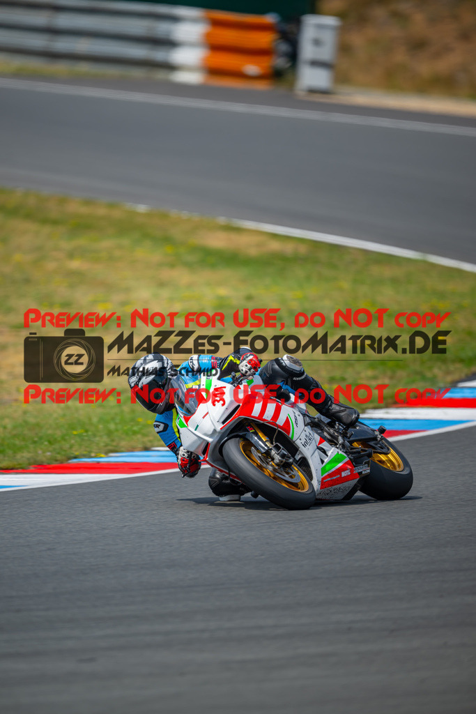 MaZZes-Fotomatrix-20260801-459612 | WEISS