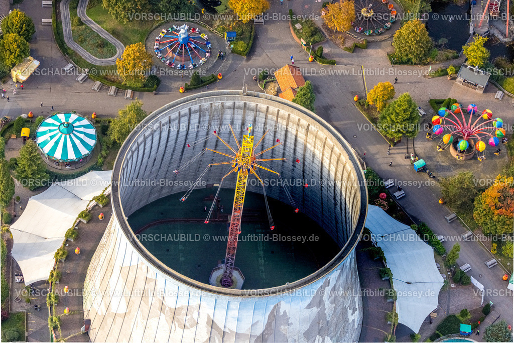 Kalkar241014417 | Luftbild, Kalkar Wunderland, Energy Factory am Fluss Rhein, Familienpark mit Events wie Achterbahn und Wildwasserbahn und Fahrgeschäften, Hotel, Kongresszentrum, Gastronomie, Kettenkarussell Vertical Swing im Kühlturm, Hönnepel, Kalkar, Niederrhein, Nordrhein-Westfalen, Deutschland