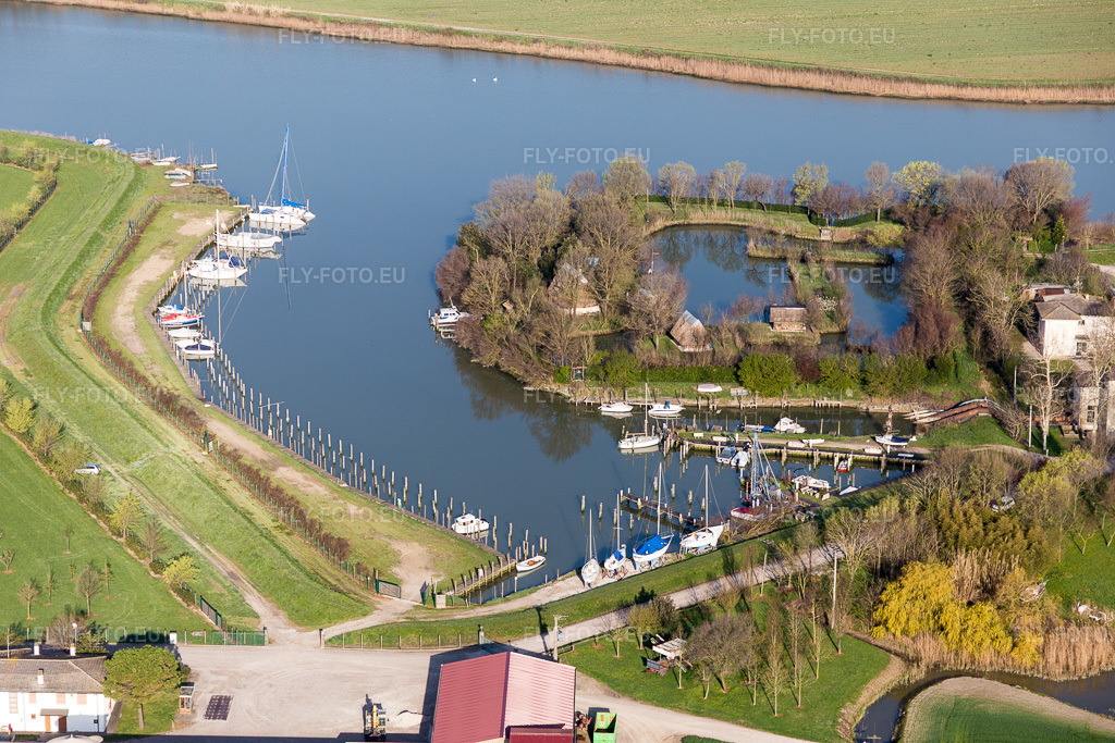 Vue aérienne: Vue de la ville à Terzo Bacino dans le département Vénétie, Italie. Photo: IMG_105718.jpg prise le 08/04/2018 par Werner Riehm/FLY-FOTO.eu – Résolution de l'original: 5472 x 3648 px