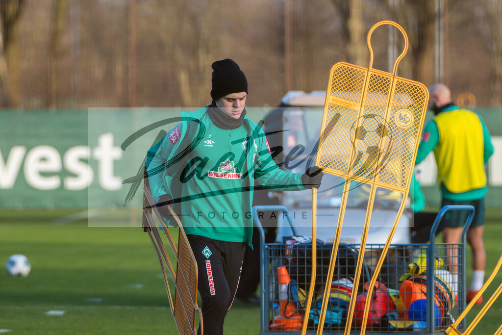 20200218_TRASVW_0061 | Fussball, Herren: Milot Rashica (Werder Bremen) schaut waehrend der Trainingseinheit des SV Werder Bremen auf dem wohninvest Weserstadion Trainingsplatz am 18.02.2020 in Bremen, Deutschland. - Realisiert mit Pictrs.com