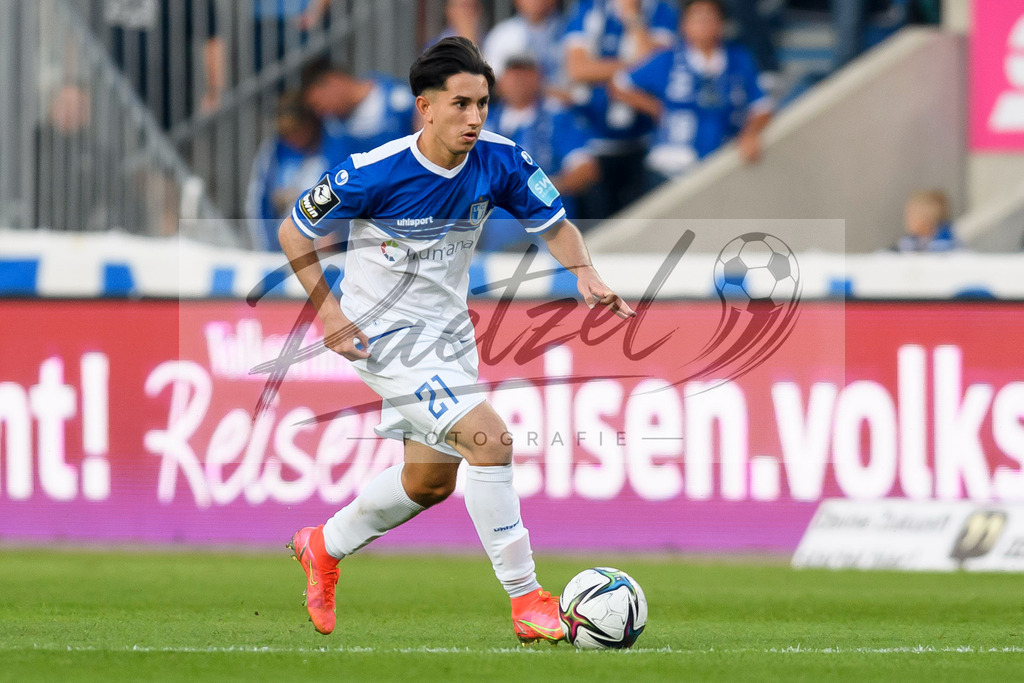 FCMFCK20210904_200 | Fussball, Herren: Jason Ceka (1. FC Magdeburg) in Aktion, am Ball, Einzelaktion beim Spiel der 3. Liga zwischen 1. FC Magdeburg und 1. FC Kaiserslautern in der MDCC-Arena am 04.09.2021 in Magdeburg, Deutschland.DFB / DFL REGULATIONS PROHIBIT ANY USE OF PHOTOGRAPHS AS IMAGE SEQUENCES AND/OR QUASI-VIDEO. - Realisiert mit Pictrs.com