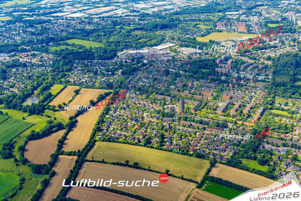 Schrägluftbild  Brachenfeld  Neumünster - Das Luftbild wurde 2025 vom UL-Flugzeug heraus erstellt (ohne Drohne- keine Drohnenaufnahme ) - Hochauflösende Luftaufnahme -Nicht vergleichbar mit Google Maps oder Satelittenbilder- Die Geschenkidee !Mit Lizenz und Bildrechte bestellbar