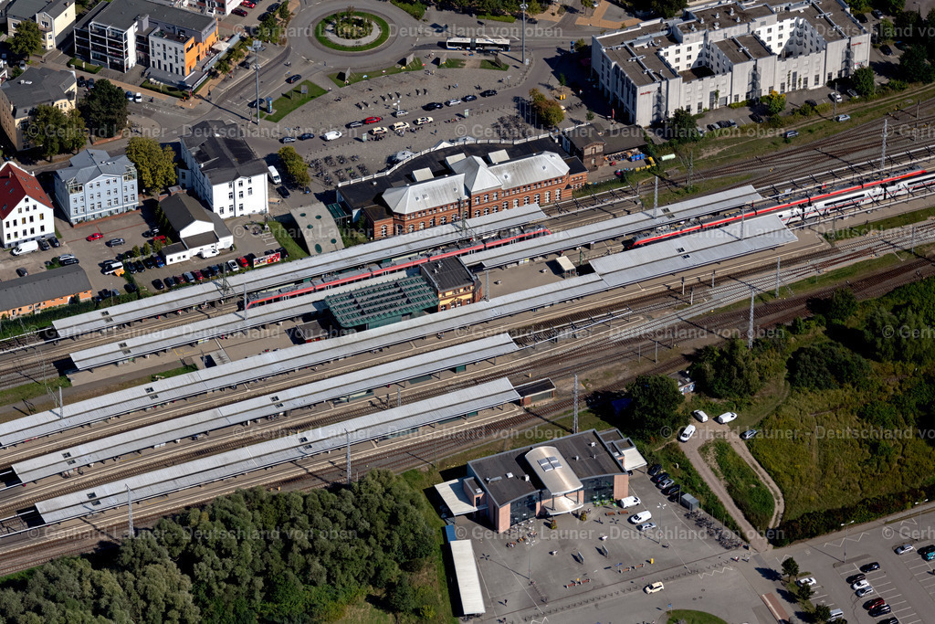 4062071 | ROSTOCK 08.09.2021 Gleisverlauf und Gebäude des Hauptbahnhofes der Deutschen Bahn in Rostock im Bundesland , Deutschland. Weiterführende Informationen bei: DB Netz AG,  DB Station &amp; Service AG,  Deutsche Bahn AG. // track progress and building of the main station of the railway in Rostock in the state , Germany. Further information at: DB Netz AG,  DB Station &amp; Service AG,  Deutsche Bahn AG. Foto: Gerhard Launer