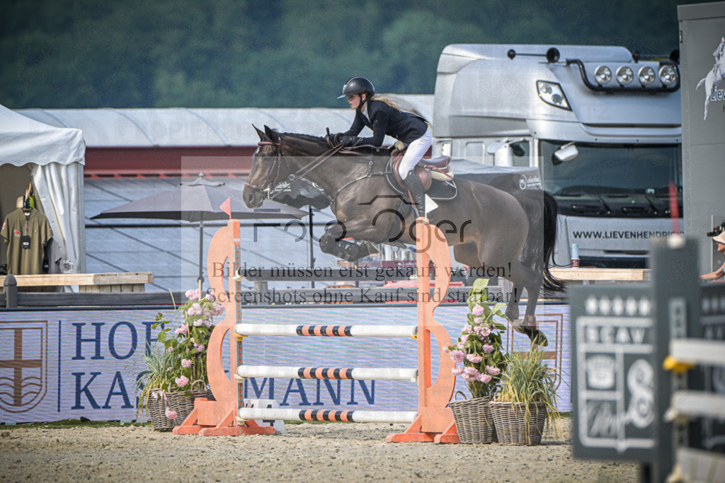 DOS_7999 | Entdecke hochwertige Reitturnierfotos von Foto Oger. Professionell, emotional und authentisch – jetzt Lieblingsmomente im Shop bestellen.Deutschlandweite Turnierfotografie. - Realisiert mit Pictrs.com