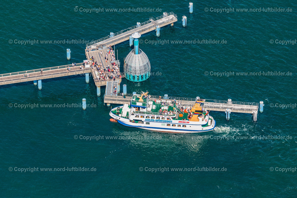 Sellin_Adler_Schiff_MS_Mönchsgut_ELS_5187100822 | OSTSEEBAD SELLIN 10.08.2022 Laufflächen und Konstruktion und Tauchgondel der Seebrücke über der Wasseroberfläche der Ostsee in Ostseebad Sellin auf der Insel Rügen im Bundesland Mecklenburg-Vorpommern, Deutschland. Weiterführende Informationen bei: Adler-Schiffe GmbH & Co. KG,  Seebrücke Sellin. // Running surfaces and construction of the pier over the water surface . in Ostseebad Sellin on the island of Ruegen in the state Mecklenburg - Western Pomerania, Germany. Further information at: Adler-Schiffe GmbH & Co. KG,  Seebruecke Sellin. Foto: Martin Elsen