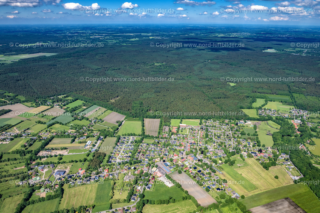 Hartenholm_ELS_8010030622 | HARTENHOLM 03.06.2022 Ortsansicht der Straßen und Häuser der Wohngebiete in Hartenholm im Bundesland Schleswig-Holstein, Deutschland. // Town View of the streets and houses of the residential areas in Hartenholm in the state Schleswig-Holstein, Germany. Foto: Martin Elsen