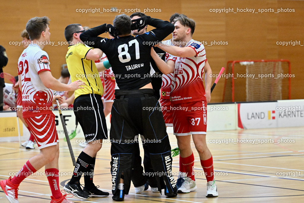 VSV Unihockye vs. KAC Floorball | #87 Fabian Grabner KAC Floorball, #92 Maximilian Mörtl KAC Floorball, Alexander Gruber Referee, Faustkampf, #87 Timmo Taurer VSV Unihockey, #55 Maximilian Obereder KAC Floorball, #92 Maximilian Mörtl KAC Floorball, VSV Unihockye vs. KAC Floorball, VSV Unihockye vs. KAC Floorball am 13.04.2025 in Villach (Ballspielhalle St. Martin), Austria, (Photo by Bernd Stefan)