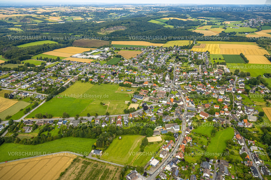 Warstein240713369 | Luftbild, Wohngebiet Ortsansicht Suttrop an der Kreisstraße und landwirtschaftliche Felder, Fernsicht, Suttrop, Warstein, Sauerland, Nordrhein-Westfalen, Deutschland