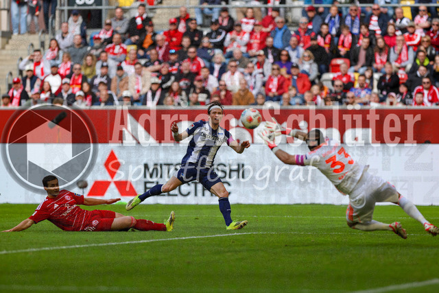22.03.2026, GER, Fussball, Herren, 2. BL, Saison 2025/2026, Fortuna Düsseldorf - Hertha BSC Berlin | Tim Oberdorf (Fortuna Düsseldorf), Fabian Reese (Hertha) und Florian Kastenmeier (Fortuna Düsseldorf) im Kampf um den Ball