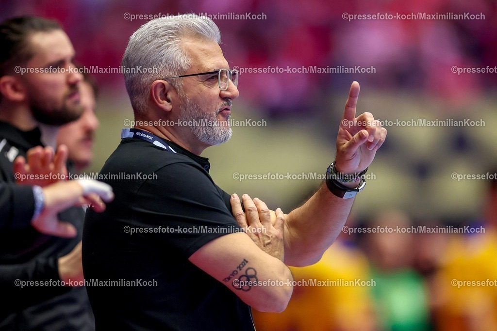 EHF16012601126 | 16.01.2026, Handball, Men's EHF EURO 2026, Portugal - Rumänien, Jyske Bank Boxen in Herning, Dänemark, Preliminary Round:  Headcoach George Ionut Buricea (Romania #hc) gestikulierend am Spielfeldrand  