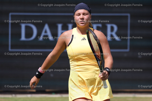 2400628_badhom_0790 Kopie | 28.06.2024 Damen Tennis Bad Homburg Open 2024 Halbfinale Diana Shnaider - Emma Navarro (USA)Bild: v. li. Diana Shnaider enttaeuscht, enttaeuscht schauend, dissapointed, traurig, frustiert, frust, gefrustet - Realisiert mit Pictrs.com