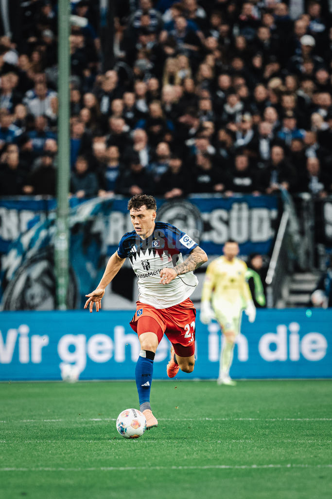 Fußball | Männer | Saison 2025/2026 | 1. Fußball-Bundesliga | 6. Spieltag | Hamburger SV vs. 1. FSV Mainz 05 | 05.10.2025 | Nicolai Remberg (#21, HSV) am Ball