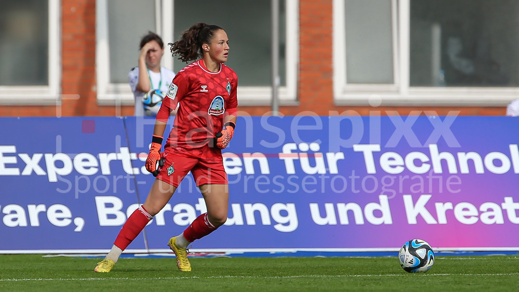 Fussball, Google Pixel Frauen-Bundesliga, SV Werder Bremen - TSG 1899 Hoffenheim | v.li.: Livia Peng (Torhüterin, Torwart, SV Werder Bremen, 1) Freisteller, Einzelbild, Ganzkörper, Aktion, Action, Spielszene, DIE DFB-RICHTLINIEN UNTERSAGEN JEGLICHE NUTZUNG VON FOTOS ALS SEQUENZBILDER UND/ODER VIDEOÄHNLICHE FOTOSTRECKEN. DFB REGULATIONS PROHIBIT ANY USE OF PHOTOGRAPHS AS IMAGE SEQUENCES AND/OR QUASI-VIDEO.