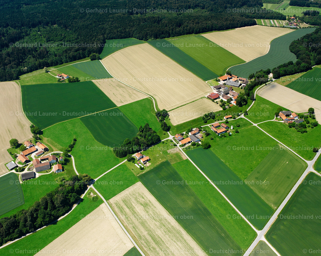 2600416 | STOCKACH 09.06.2006 Landwirtschaftliche Nutzflächen und Feldgrenzen  umsäumen das Siedlungsgebiet des Dorfes in Stockach im Bundesland Bayern, Deutschland // Agricultural land and field boundaries surround the settlement area of the village  in Stockach in the state Bavaria, Germany Foto: Gerhard Launer