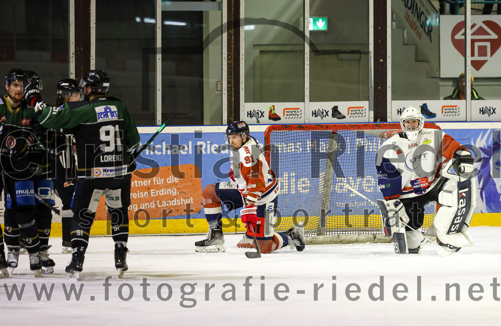 2023-03-07_101_TSV_Erding_gegen_ESC_Kempten | Erding, Deutschland, 07.03.2023:
Eishockey, Bayernliga Playoffs 2022 / 2023, Viertelfinale, TSV Erding gegen ESC Kempten, Endergebnis: 9:3

Rudolf Lorenz (Erding Gladiators, #91), Mauro Seider (ESC Kempten, #91), Torwart David Blaschta (ESC Kempten, #1)

Foto: Christian Riedel / fotografie-riedel.net