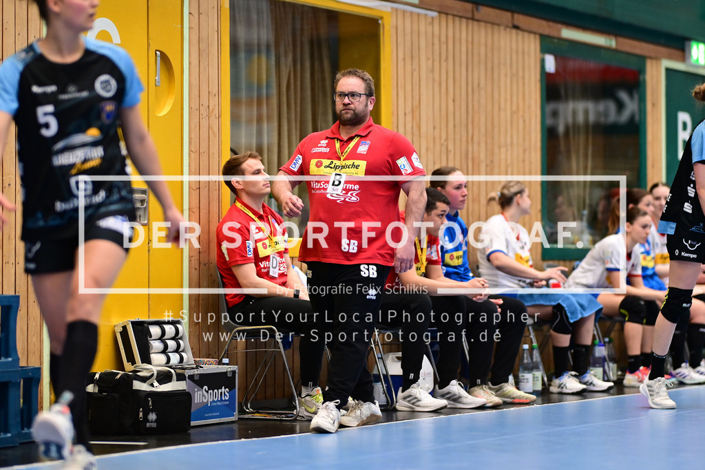 Handball I Frauen I Saison 2024-2025 I 1. HBF I 19. Spieltag I Buxtehuder SV - HSG Blomberg-Lippe I 24883 | Steffen Birkner (HSG Blomberg-Lippe) - Realisiert mit Pictrs.com