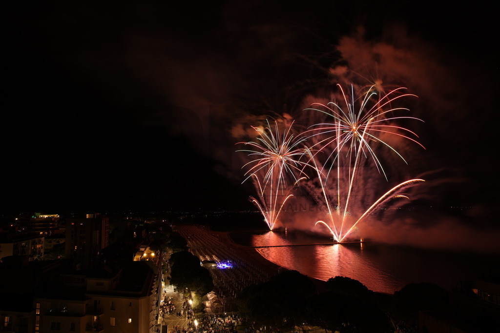 Ferragosto Fireworks in Grado, Italy | GRADO, ITALY, 15.AUG.26 - FIREWORKS - Ferragosto fireworks over the Adriatic Sea in Grado, Italy. Colorful fireworks light up the night sky above the beach, coastline and waterfront during the traditional summer celebration. - Realisiert mit Pictrs.com
