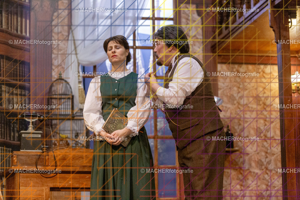 190_MFL-2025 | Portraitbilder von Regisseur; Darsteller; Techniker; Maske; Kostüme; Chor; Musiker; Bilderserie der Generalprobe und der Premierenvorstellung, Szenenbilder; Ausdrucksstudien; Bühnenüberblick; Bühnenkulissen; Pressefotos inkl. Redaktionsfoto Darstellergruppe.