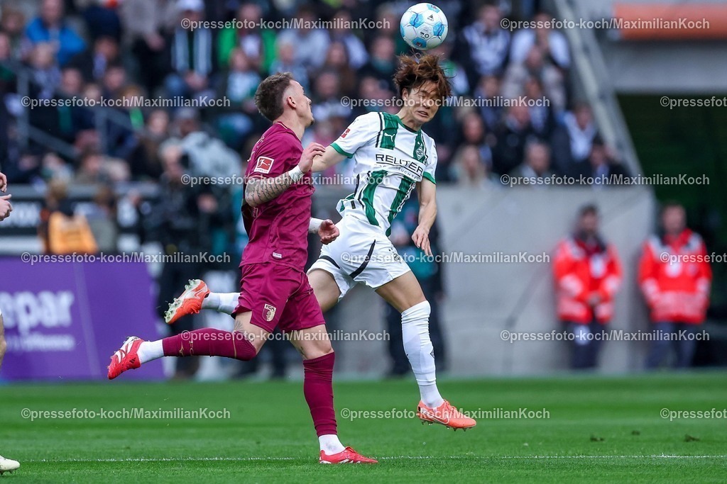 BMG21022501024 | 22.02.2025, Fußball, Borussia Mönchengladbach - FC Augsburg, 1. Fußball Bundesliga, Borussia-Park, Saison 2024 2025: Dimitrios Giannoulis (FC Augsburg #13) im Zweikampf gegen Ko Itakura (Mönchengl. #3)DFB regulations prohibit any use of photographs as image sequences and or quasi-video.