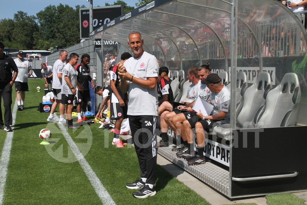 Eintr_Hull_City_08-08-2026 | Eintracht Trainer Adi Hütter - Realisiert mit Pictrs.com