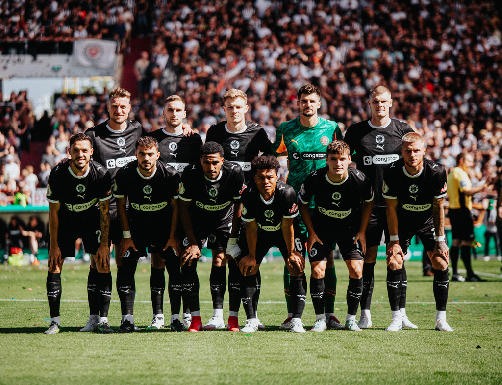 spieler | Der offizielle Shop für FC St. Pauli Fotos. Wähle aus Spielszenen & Fanmomenten dein FCSP Wunschformat. Wir liefern Millerntor-Atmosphäre.
