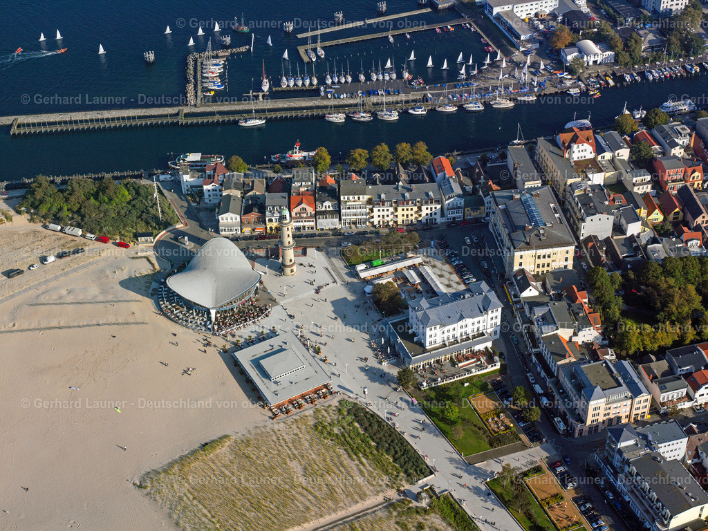 2581149 | Warnemünde Sitzbänke der Freiluft- Gaststätten Gebäude - Ensemble Leuchtturm - Teepott am Sandstrand im Ortsteil Warnemünde in Rostock im Bundesland Mecklenburg-Vorpommern, Deutschland. Weiterführende Informationen bei: Teepott-Restaurant,  w.Holz GmbH Gastronomie & Catering-Team. // Tables and benches of open-air restaurants building - Ensemble Leuchtturm - Teepott in the district Warnemuende in Rostock in the state Mecklenburg - Western Pomerania, Germany. Further information at: Teepott-Restaurant,  w.Holz GmbH Gastronomie & Catering-Team. Foto: Gerhard Launer