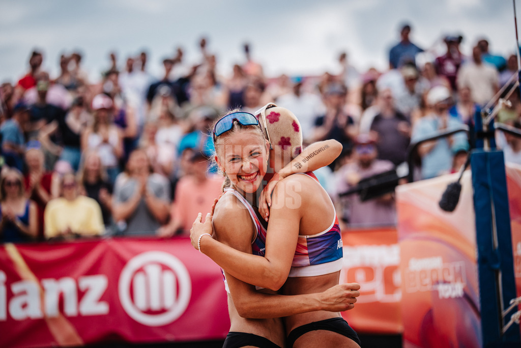 Beachvolleyball | Frauen | Allianz German Beach Tour 2025 | Tourstop München | 06.07.2025 | v.l. Paula Schürholz und Mareet Maidhof jubeln nach dem Sieg