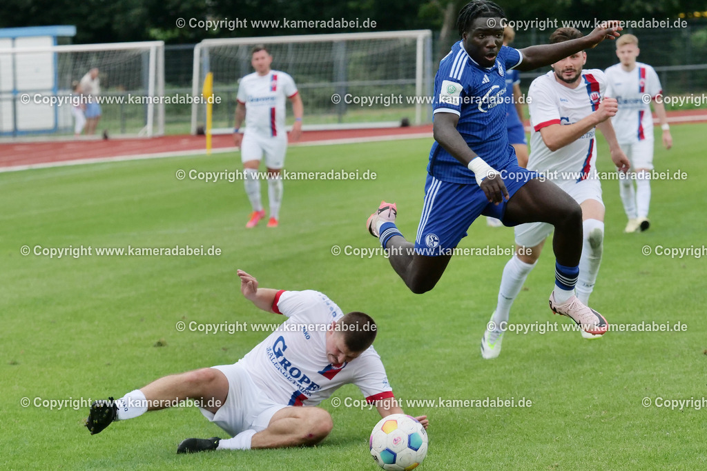 Fußball : Testspiel : SuS 09 Dinslaken - Schalke 04 U 19 am 25.07.2024 | Foto : Jochen Emde / www.kameradabei.de - Realisiert mit Pictrs.com
