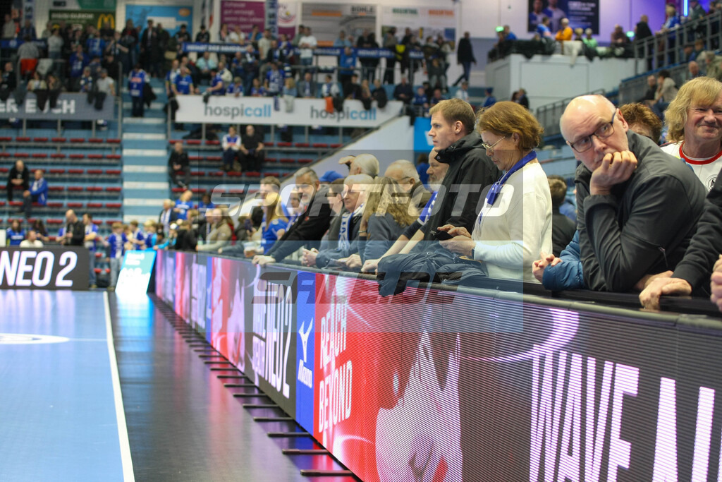 VfL Gummersbach Saison 25/26 - © Sportfoto-Sale (MK) | Zuschauer vor dem Spiel an der Bande - VfL Gummersbach Saison 25/26 - © Sportfoto-Sale (MK) - Realisiert mit Pictrs.com