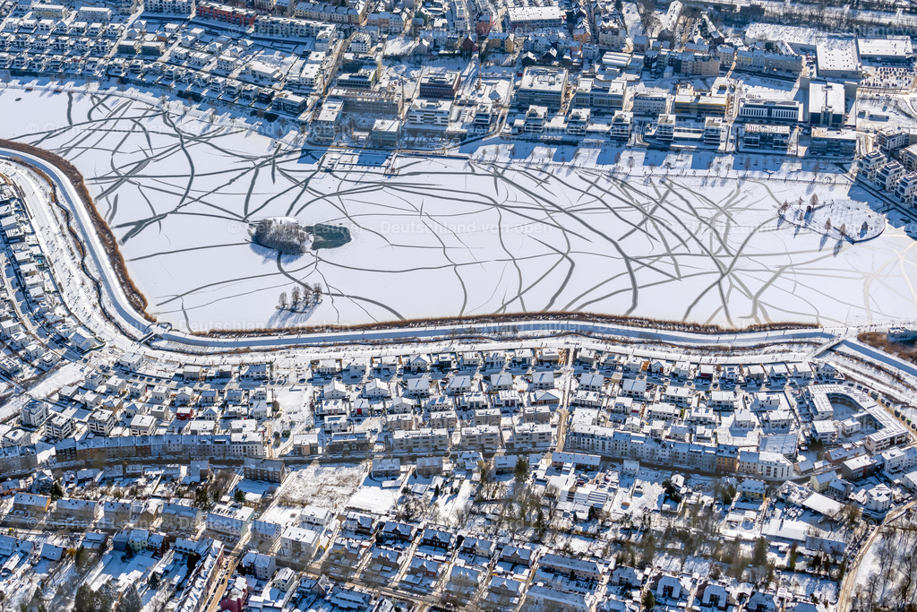 4043771 | DORTMUND 13.02.2021 Winterlich schneebedeckte Spuren auf der gefrorenen und mit Eis bedeckte Wasseroberfläche Phoenix See im Ortsteil Hörde in Dortmund im Ruhrgebiet im Bundesland Nordrhein-Westfalen, Deutschland. Weiterführende Informationen bei: DSW21 Dortmunder Stadtwerke AG. // Wintry snowy traces on the frozen and ice-covered water surface PhoenixSee in the district Hoerde in Dortmund at Ruhrgebiet in the state North Rhine-Westphalia, Germany. Further information at: DSW21 Dortmunder Stadtwerke AG. Foto: Gerhard Launer