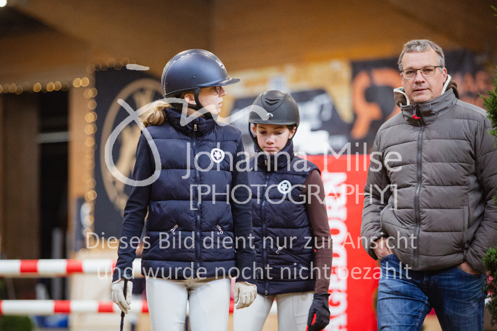 221127_Winterfestival_L-Spr_HPTTY-211 | Deine schönsten Turniermomente als professionelle Fotos! Entdecke hochwertige Pferdesport-Fotografie im Online-Shop. Jetzt Fotos finden & bestellen!