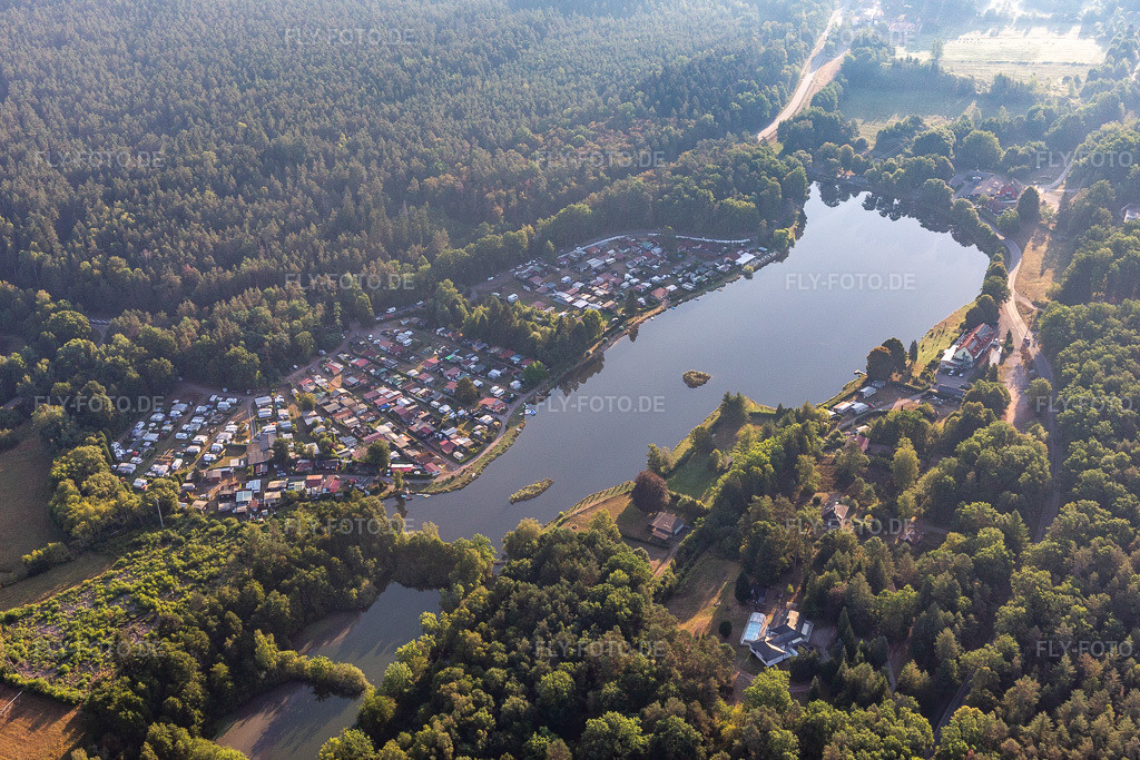 Luftbild: Campingplatz Zwickmühle am Mühlweiher Saarbach in Ludwigswinkel im Bundesland Rheinland-Pfalz in Deutschland. Foto: IMG_122032.jpg vom 08.08.2020 durch Werner Riehm/FLY-FOTO.de
