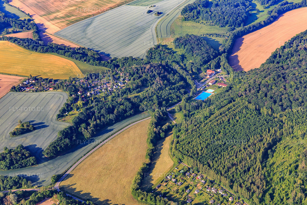 Luftbild: Dorfansicht mit Waldbad aus Norden im Ortsteil Alterode in Arnstein im Bundesland Sachsen-Anhalt in Deutschland. Foto: IMG_148086.jpg vom 12.06.2025 durch Werner Riehm/FLY-FOTO.de