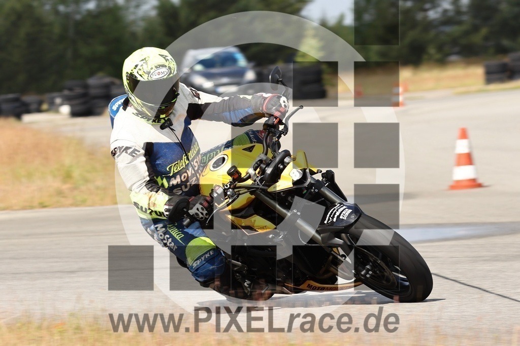 inst-20240519_12398 | Schöne Erinnerungen an spannende Momente - das festzuhalten ist unser Job. PIXELrace.de ist seit 2003 auf den Rennstrecken Europas unterwegs um die Action draußen beim Fahren und die wunderbare Stimmung imm Fahrerlager für euch einzufangen.