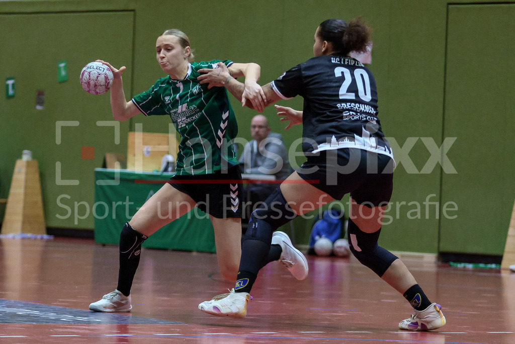Handball, 2. Bundesliga Frauen, SV Werder Bremen - HC Leipzig | Leni Ruwe (SV Werder Bremen, 7) und Sharleen Greschner (HC Leipzig, 20) im Zweikampf, Duell, Spielszene, Aktion, Action