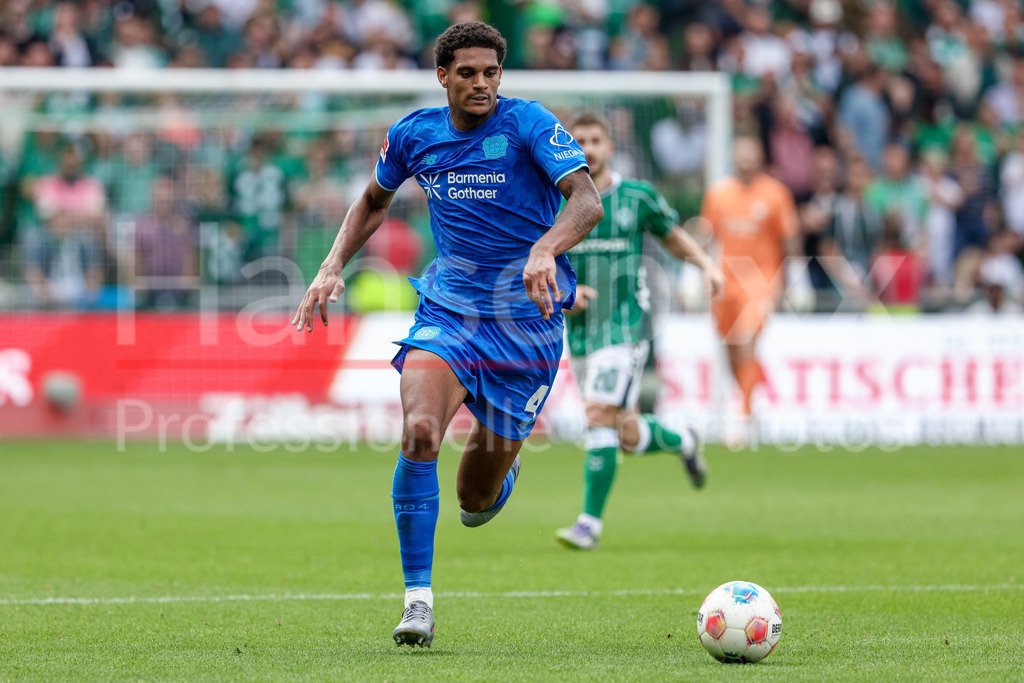 Fussball, Bundesliga, SV Werder Bremen - Bayer 04 Leverkusen | Jarell Quansah (Bayer 04 Leverkusen, 4) am Ball, Einzelbild, Ganzkörper, Aktion, Action, Spielszene, DIE DFL-RICHTLINIEN UNTERSAGEN JEGLICHE NUTZUNG VON FOTOS ALS SEQUENZBILDER UND/ODER VIDEOÄHNLICHE FOTOSTRECKEN. DFL REGULATIONS PROHIBIT ANY USE OF PHOTOGRAPHS AS IMAGE SEQUENCES AND/OR QUASI-VIDEO.