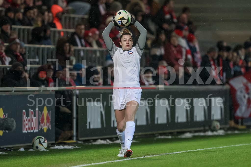 Fussball, Google Pixel Frauen-Bundesliga, RB Leipzig - 1. FFC Turbine Potsdam | v.li.: Irena Kuznezov (1. FFC Turbine Potsdam, 4) beim Einwurf, Aktion, Action, Spielszene, DIE DFB-RICHTLINIEN UNTERSAGEN JEGLICHE NUTZUNG VON FOTOS ALS SEQUENZBILDER UND/ODER VIDEOÄHNLICHE FOTOSTRECKEN. DFB REGULATIONS PROHIBIT ANY USE OF PHOTOGRAPHS AS IMAGE SEQUENCES AND/OR QUASI-VIDEO.