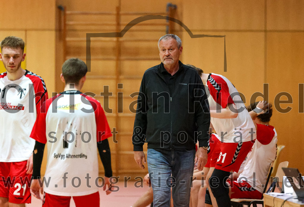 2022-09-24_103_SpVgg_Altenerding_gegen_HSG_Freising-Neufahrn | Erding, Deutschland, 24.09.2022:
Handball, Bezirksoberliga Männer 2022 / 2023, 2. Spieltag, SpVgg Altenerding gegen HSG Freising-Neufahrn, Endergebnis: 18:26

Joseph Wyhnalek (SpVgg Altenerding, #11), Trainer Peter Mesiarik (Spvgg Altenerding)

Foto: Christian Riedel / fotografie-riedel.net