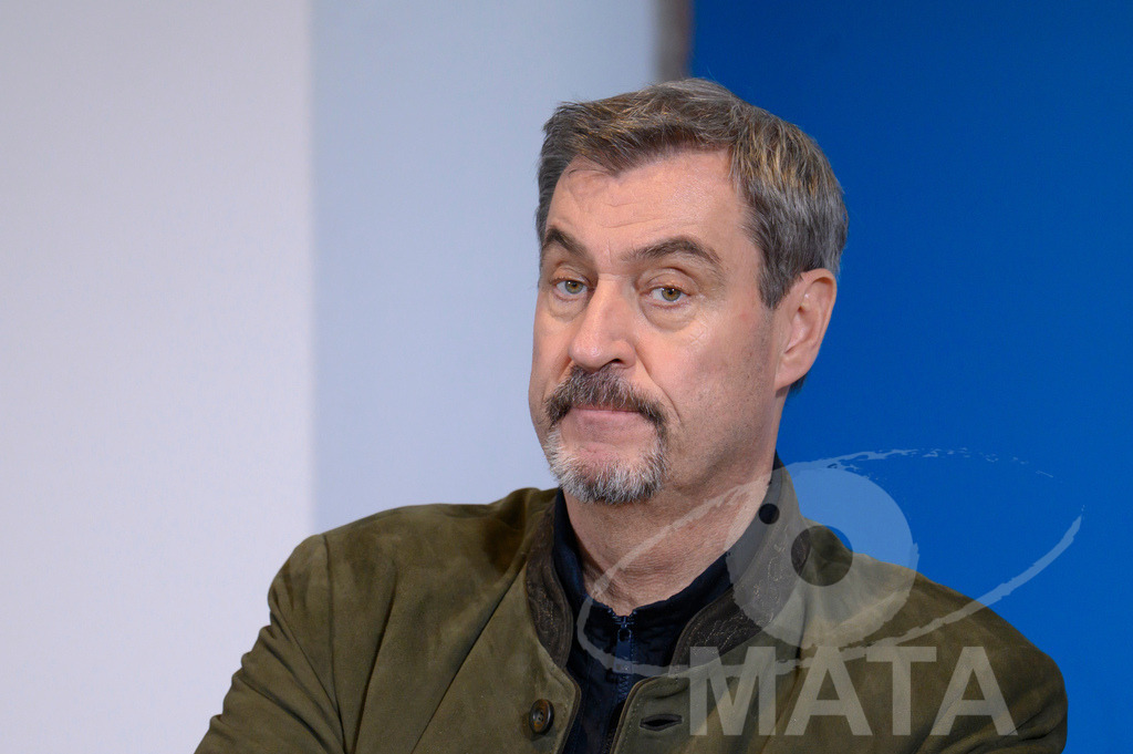 _DWI7827 | Bayerns Ministerpräsident Markus Söder (CSU) bei einer Pressekonferenz im Lokschuppen. Rosenheim, 02.12.2025 Bayern Deutschland - Realisiert mit Pictrs.com