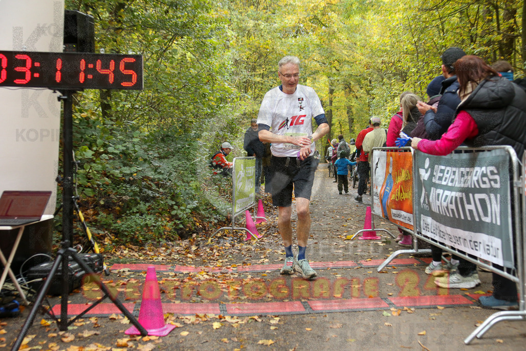 251026_1313_EX1_2906 | Sportfotografie im Rhein-Sieg Kreis, Köln, Bonn, NRW, Rheinland Pfalz, Hessen, etc. Unser Tätigkeitsfeld umfasst den Laufsport vom Volkslauf über den Marathon, Duathlon, Triathon bis zum Ultralauf wie Kölnpfad Ultra oder Schindertrail.