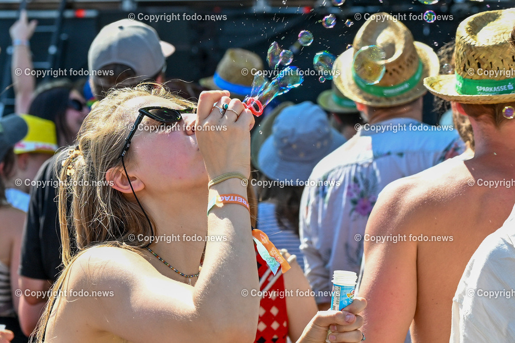 Lido Sounds Festival Linz 2024_ 28.06.2024-16 | 28.06.2024, Linz, AUT, Lido Sounds Festival Linz 2024, im Bild Besucher, Menschen, Musik, Festival