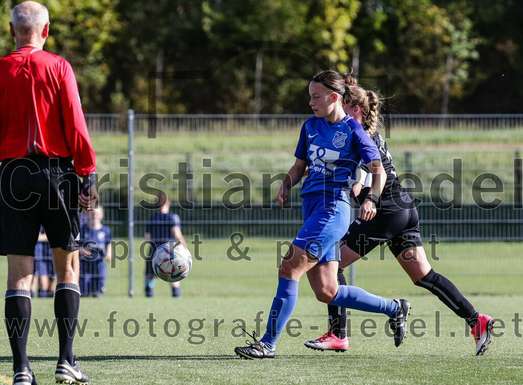 2023-10-21_054_FC_Langengeisling_gegen_TSV_Eching | Erding, Deutschland, 21.10.2023:
Fußball, Bezirksoberliga 2023 / 2024, 8. Spieltag, FC Langengeisling gegen TSV Eching, Endergebnis: 0:0

Lisa Mayer (FC Langengeisling, #6), Katrin Schwentner (TSV Eching, #2)

Foto: Christian Riedel / fotografie-riedel.net