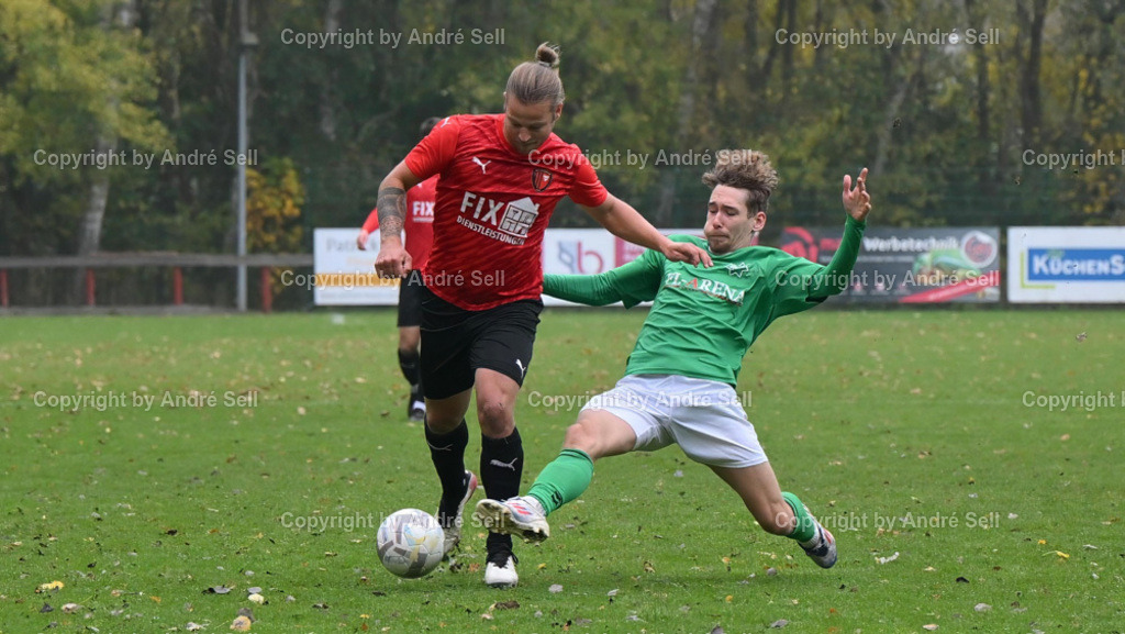 SSG Rot-Schwarz Kiel vs IF Stjernen Flensborg | Ben-Joel Jarik (Kiel #26) / David Pawlowski (Stjernen #16)Fußball-Landesliga Schleswig Männer 2024/2025 / SSG Rot-Schwarz Kiel vs IF Stjernen Flensborg / Sportplatz Meimersdorf / Kiel / 19.10.24 - Realisiert mit Pictrs.com