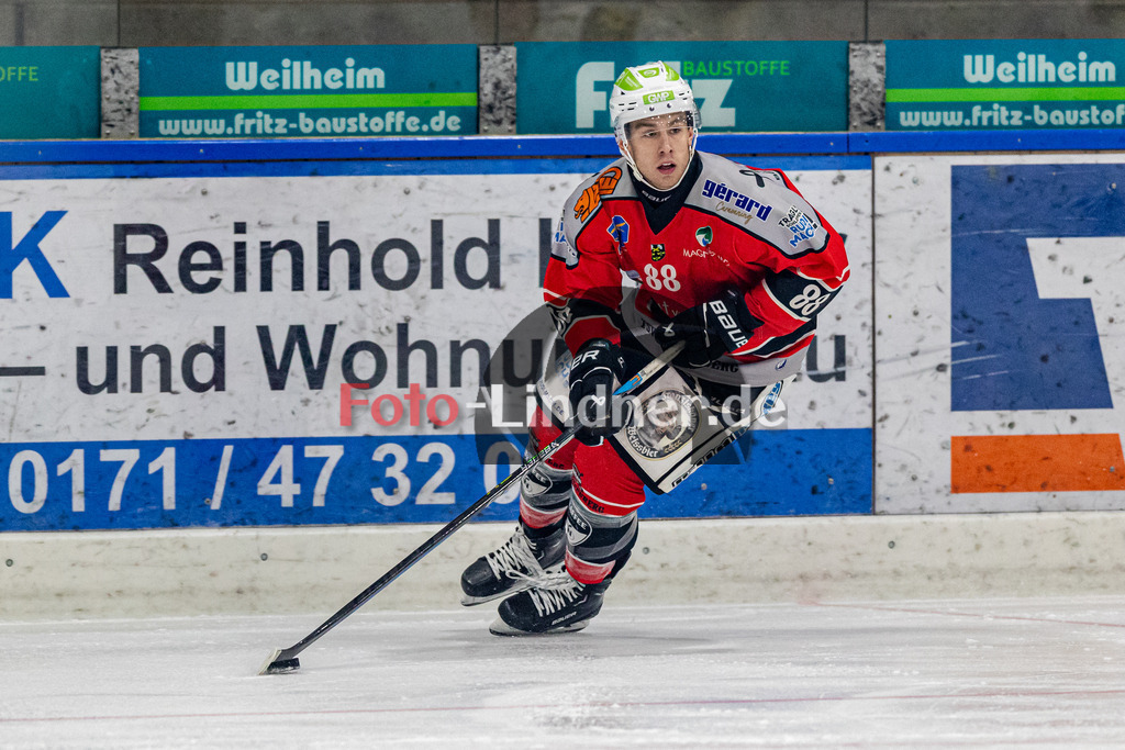 TSV Peißenberg Miners vs EA Schongau Mammuts | Eishockey Bayernliga 2023/2024, TSV Peißenberg Miners vs EA Schongau Mammuts, 20231215,
Zackary BROSS (Miners 88) in Aktion,
2023-12-15 in Peißenberg (Eisstadion)
88 Zackary BROSS (Miners 88)
Copyright: WolfgangxLindner foto-lindner.de