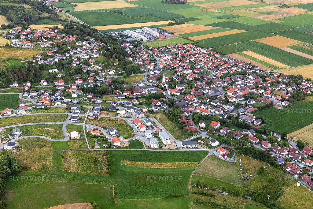 Luftbild:  in Moosthenning im Bundesland Bayern in Deutschland. – Foto: IMG_133389.jpg vom 03.07.2022 durch Werner Riehm/FLY-FOTO.de – Auflösung des Originals: 5472 x 3648 px – Gemeinde Moosthenning