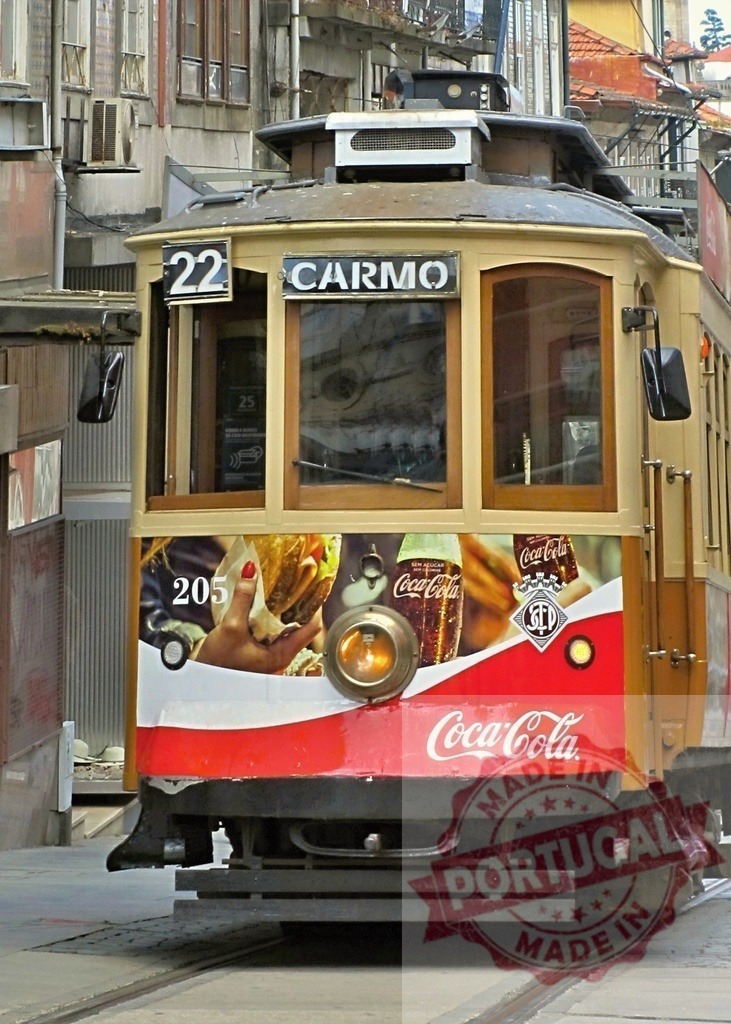 Vintage Carmo tram 22 in Porto street | Vintage tram 22 with Coca-Cola advertising driving through a street in Porto, Portugal - Realisiert mit Pictrs.com